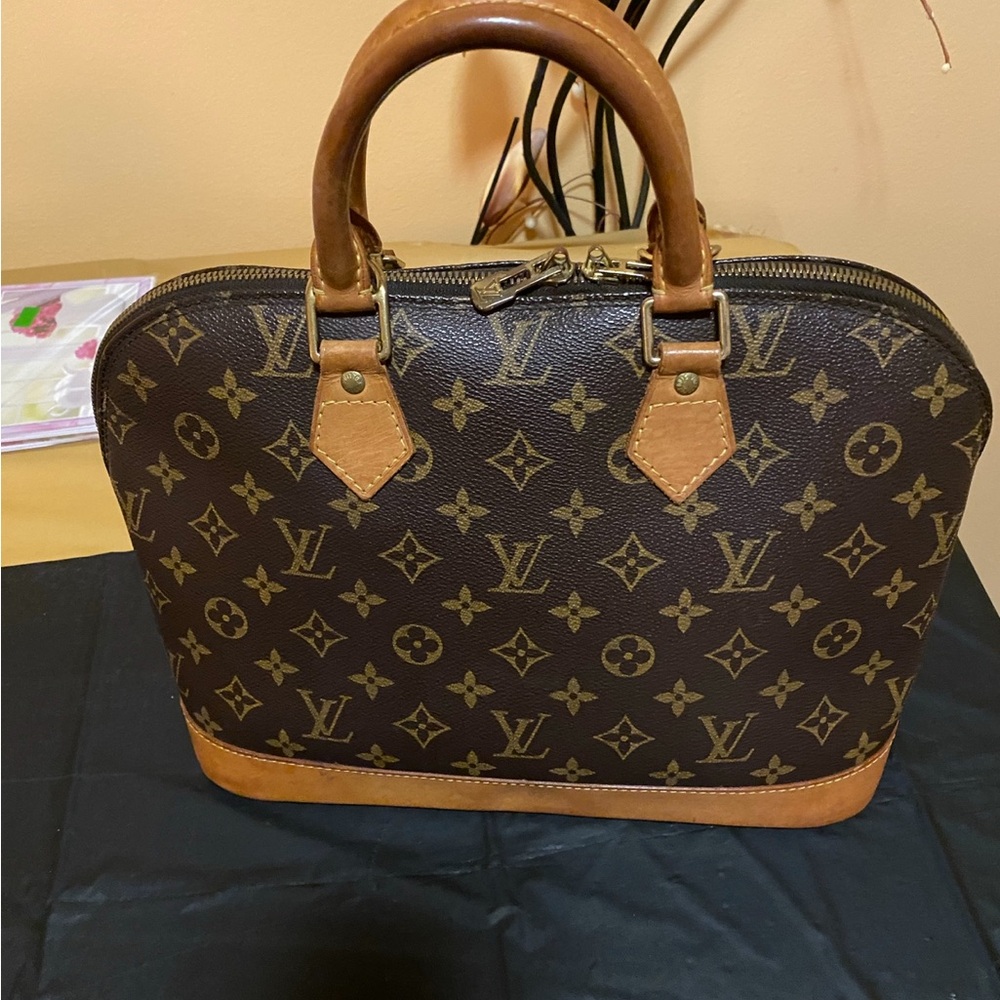 Authentic Louis Vuitton Monogram Alma
PM Bag in good condition all offers!!🥰